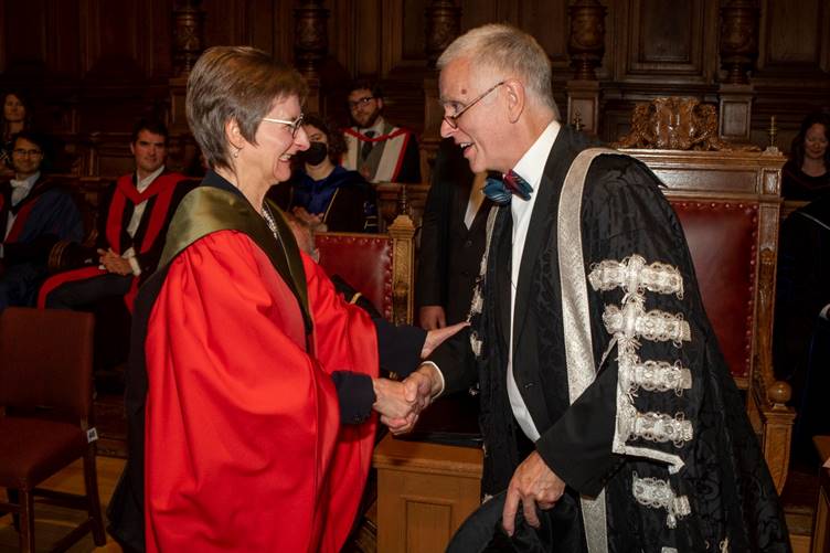 A person shaking hands with a person

Description automatically generated with low confidence