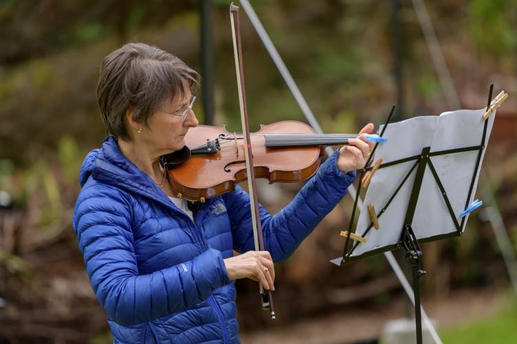 A person playing a violin

Description automatically generated with medium confidence